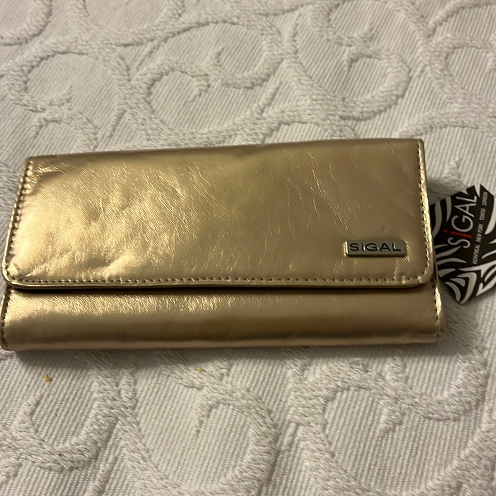 David SiGal gold leather wallet. New nwot. 12 card slots. Snap closure. $25